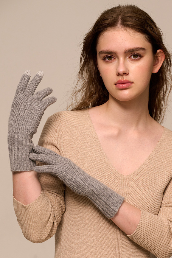 Margo & Main - gray cashmere gloves, fingers spread to show the flexible knit fit, one size