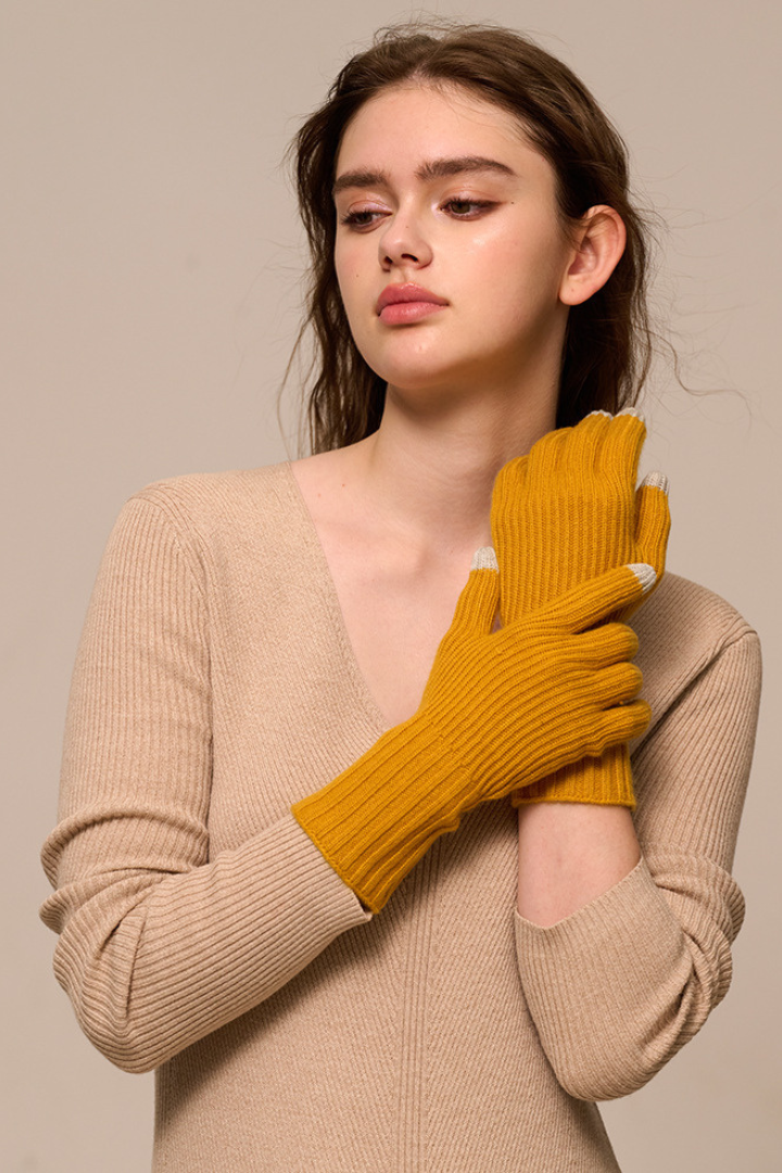 Margo & Main - mustard yellow cashmere gloves, close view of the cream contrast tips, one size